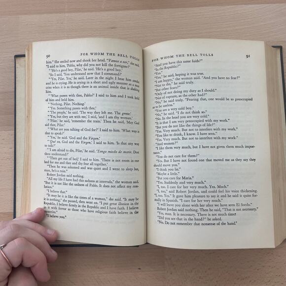 Ernest Hemingway Collier Classics – For Whom the Bell Tolls & A Farewell to Arms - Picture 8 of 10